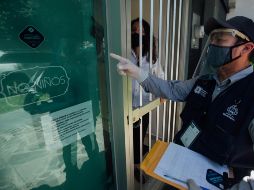 Solamente tras la visita de inspectores, estos pegan el distintivo que indica que el negocio puede reabrir con medidas sanitarias a partir del 1 de junio. EL INFORMADOR/ARCHIVO