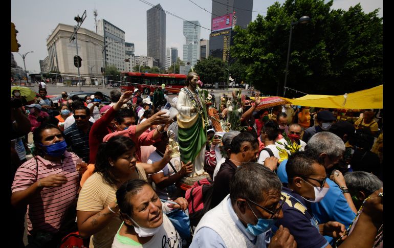 Devotos de San Judas Tadeo se quedan a las afueras del templo, que permanece cerrado. NTX/P. Hidalgo