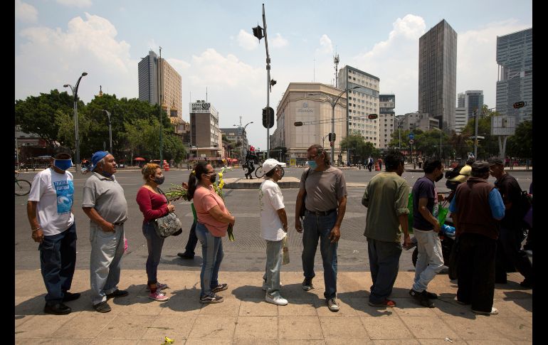 Fieles hacen fila para orar frente a una imagen de San Judas Tadeo. AP/F. Llano