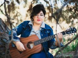 ADRIANA SANTIAGO. La cantautora, llena de inspiración musical.  CORTESÍA • PATRICIA CHAVIRA