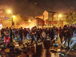 La Comisaría en llamas, en el tercer día de protestas por el caso de violencia policial contra un hombre negro desarmado. AFP/K. Yucel