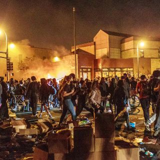 Manifestantes prenden fuegos en comisaría en Minneapolis