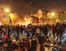 La Comisaría en llamas, en el tercer día de protestas por el caso de violencia policial contra un hombre negro desarmado. AFP/K. Yucel