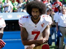 Colin Kaepernick fue condenado al ostracismo en la NFL hace cuatro años por su gesto de hincar una rodilla en el suelo durante el himno nacional previo a los partidos. ARCHIVO