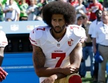 Colin Kaepernick fue condenado al ostracismo en la NFL hace cuatro años por su gesto de hincar una rodilla en el suelo durante el himno nacional previo a los partidos. ARCHIVO