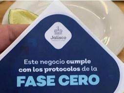 Esta semana arrancó la entrega de insignias a los establecimientos que cumplen con las medidas sanitarias impuestas por la pandemia de COVID-19; delincuentes ya las reproducen. ESPECIAL
