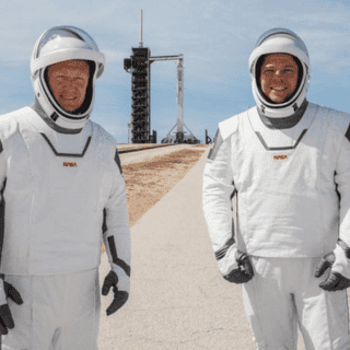 Lanzamiento de la NASA y SpaceX: cómo son los nuevos trajes inspirados en superhéroes que utilizan los astronautas de la nave Crew Dragon