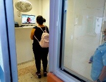 Familiares entran a una cabina situada en la planta baja del hospital donde pueden intercambiar un par de comentarios con sus enfermos a través de una computadora. AFP / U. Ruiz