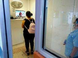 Familiares entran a una cabina situada en la planta baja del hospital donde pueden intercambiar un par de comentarios con sus enfermos a través de una computadora. AFP / U. Ruiz