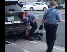 La brutalidad policiaca mostrada en la grabación generó reacciones de molestia en varias partes de Estados Unidos. AFP/D. Frazier