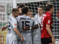 Un solitario e histórico gol de Kai Havertz le bastó al Bayer Leverkusen para superar una complicada visita y derrotar 1-0 al Friburgo, en el duelo que abrió las actividades de la jornada 29 de la Bundesliga. EFE / R. Wittek