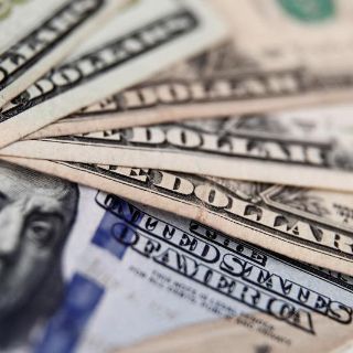 El peso se recupera en mayo frente al dólar tras caídas históricas