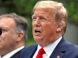 El presidente Donald Trump, acompañado por Mike Pompeo, habla con periodistas durante una conferencia en la Casa Blanca. EFE/Y. Gripas