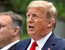 El presidente Donald Trump, acompañado por Mike Pompeo, habla con periodistas durante una conferencia en la Casa Blanca. EFE/Y. Gripas