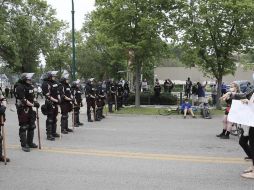 El toque de queda fue declarado tras una noche de disturbios, con saqueos y el incendio de una comisaría en Mineápolis. EFE/T. Maury