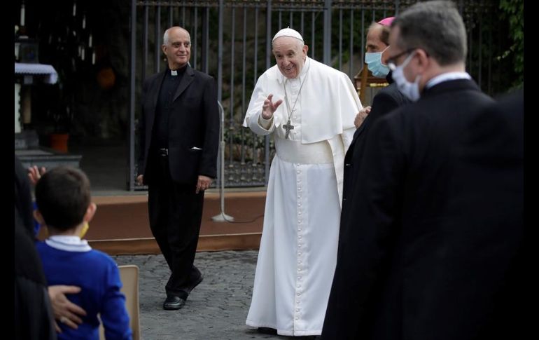 El Sumo Pontífice estaba sentado delante de la réplica de la cueva de Lourdes, meditando, de espaldas a los fieles, que guardaban una distancia de más de un metro entre sí. EFE/A. Tarantino