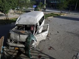 Aspectos generales de la camioneta destrozada por la explosión este sábado. EFE/J. Jalali