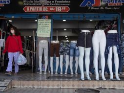 Una mujer con tapabocas hace compras este sábado en una tienda de Brasilia. EFE/J. Alves