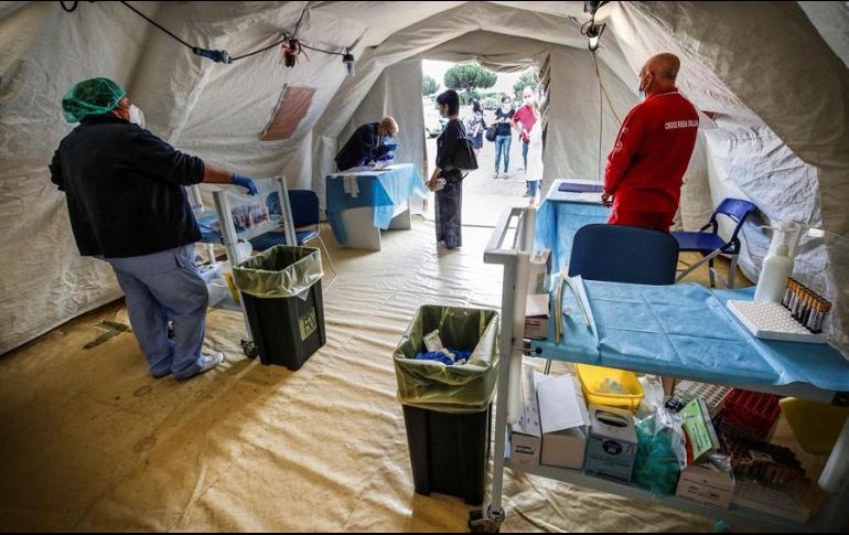 Aunque América Latina y Estados Unidos son los más golpeados en este momento por la pandemia, el coronavirus sigue avanzando inexorablemente en el mundo. EFE/G. Lami