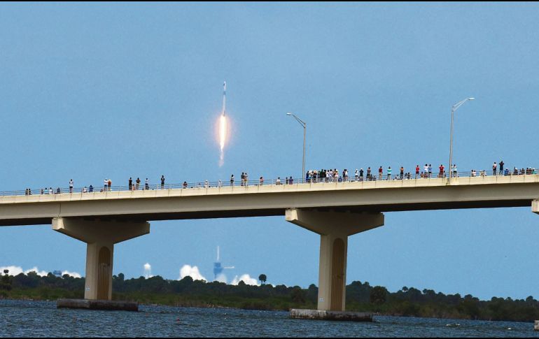 FLORIDA. Curiosos atestiguan el despegue del Falcon 9 en Cabo Cañaveral. AFP