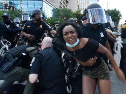 Policías detuvieron ayer a manifestantes en la ciudad de Atlanta, Georgia. AP/M. Stewart