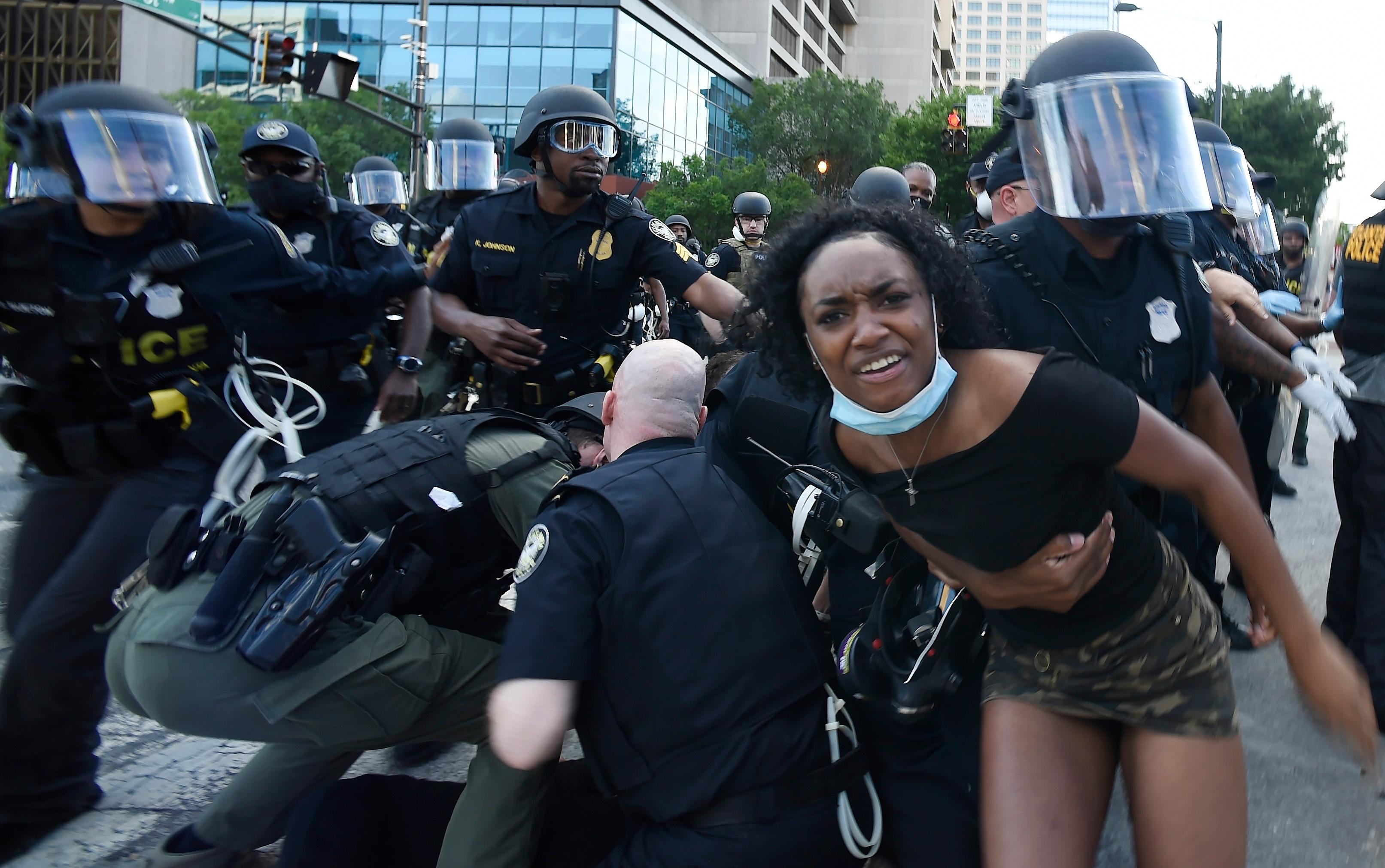 Policías detuvieron ayer a manifestantes en la ciudad de Atlanta, Georgia. AP/M. Stewart