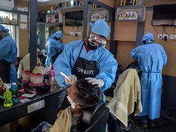 Una peluquería en operación este domingo en Siliguri. Las restricciones, se han relajado lentamente en las zonas menos afectadas. AFP/D. Dutta