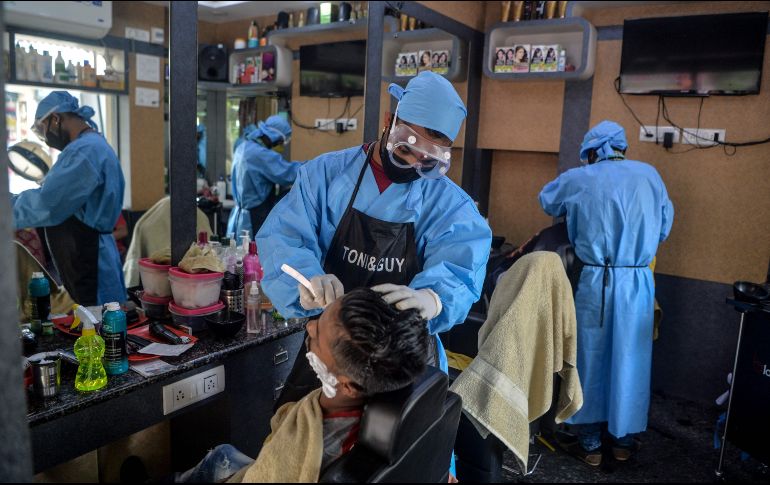 Una peluquería en operación este domingo en Siliguri. Las restricciones, se han relajado lentamente en las zonas menos afectadas. AFP/D. Dutta