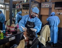 Una peluquería en operación este domingo en Siliguri. Las restricciones, se han relajado lentamente en las zonas menos afectadas. AFP/D. Dutta