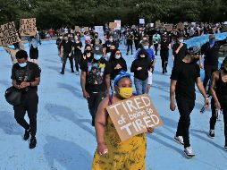 Manifestantes marchan este domingo en un parque de Queens, en la ciudad de Nueva York, en protesta por la muerte de George Floyd. AP/S. Wenig
