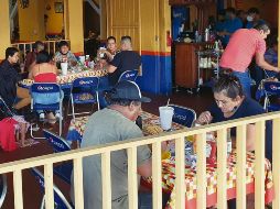 OLVIDAN AISLAMIENTO. En Jalisco se ha notado un relajamiento en las medidas de confinamiento obligatorio y han aumentado las personas que salen a realizar actividades recreativas o a comer fuera, aunque aún se pide quedarse en casa. EL INFORMADOR • G. GALLO