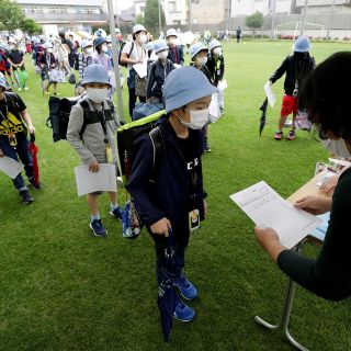 Reportan nuevos brotes de coronavirus en escuelas japonesas