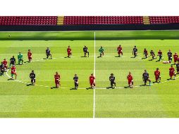 Una fotografía fue compartida por la mayoría de los futbolistas reds en sus redes sociales y la acompañaron con el lema ''La unidad es la fuerza'', así como con el hashtag #BlackLivesMatter. TWITTER / @LFC