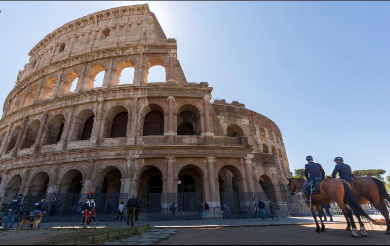 El Coliseo se ha despertado en un mundo distinto al que había conocido hasta hace apenas tres meses y su disfrute ha sido adaptado a una serie de medidas de seguridad para evitar contagios que ya son la tónica habitual en todo el patrimonio italiano. AP / D. Stinellis