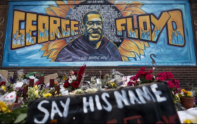 En el sitio donde George Floyd murió en Minneapolis, se han colocado flores e imágenes en su memoria. AFP/S. Mature
