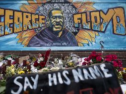 En el sitio donde George Floyd murió en Minneapolis, se han colocado flores e imágenes en su memoria. AFP/S. Mature