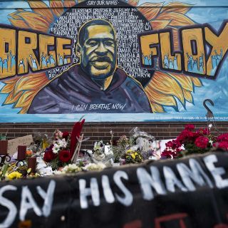 George Floyd murió por asfixia, revela autopsia solicitada por familia