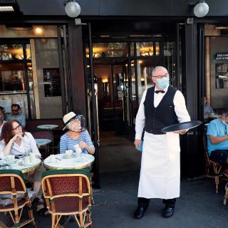 Reabren gradualmente cafés y restaurantes en París