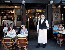 La ciudad célebre por sus cafés volverá parcialmente a la vida anterior a la cuarentena. EFE / C. Petit Tesson