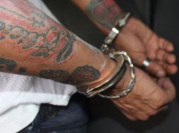 Uno de los procesados arrojó un líquido, al parecer solvente a la víctima que se encontraba realizando labores de sanitización en la colonia Tetlán, el pasado 28 de mayo. ESPECIAL/ARCHIVO