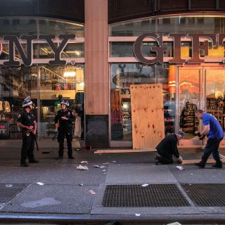 NY amplía toque de queda hasta el domingo y condena la violencia