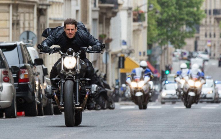 Tom Cruise conduciendo una motocicleta en “Misión Imposible 6”. ESPECIAL / Paramount Pictures