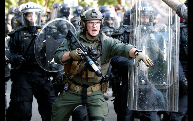 Policías dispersaron el lunes a manifestantes frente a la Casa Blanca. AP/A. Brandon