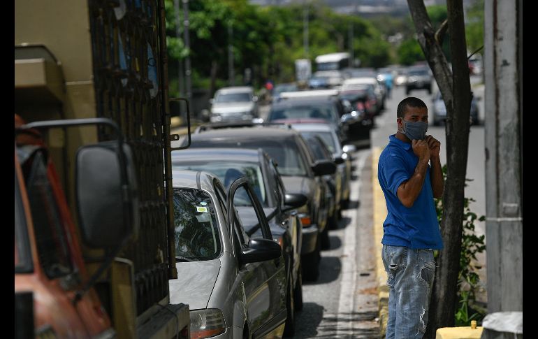 Conductores aguardaron en sus vehículos por horas para cargar gasolina en Caracas. AP/M. Delacroix