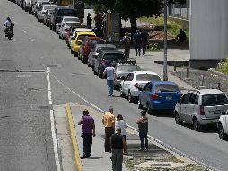 Conductores aguardaron en sus vehículos por horas para cargar gasolina en Caracas. AP/M. Delacroix