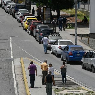 Venezolanos enfrentan kilométricas filas por gasolina