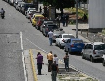Conductores aguardaron en sus vehículos por horas para cargar gasolina en Caracas. AP/M. Delacroix