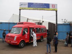 Unos 150 enfermos de COVID-19 debieron ser trasladados a otros hospitales con todas las medidas de higiene. AP/R. Maqbool