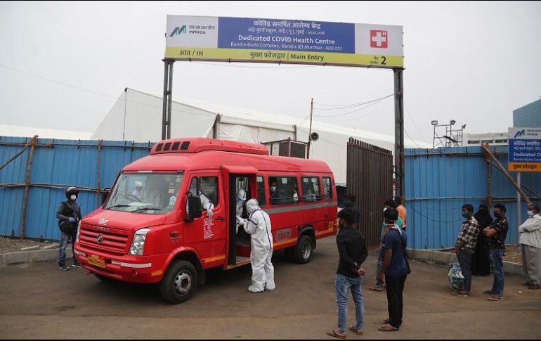 Unos 150 enfermos de COVID-19 debieron ser trasladados a otros hospitales con todas las medidas de higiene. AP/R. Maqbool