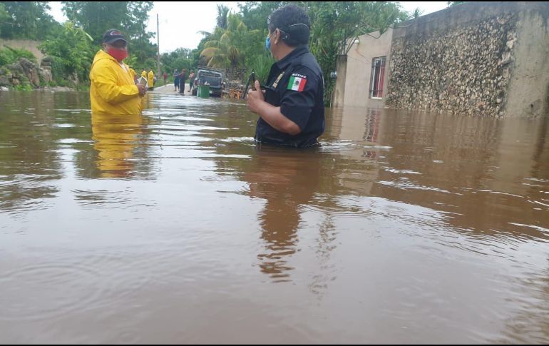 Personal de protección civil y policías estatales se desplazan a una zona inundada en Yucatán. TWITTER@MauVila